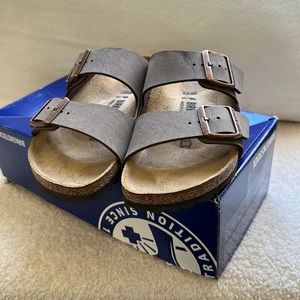 BIRKENSTOCK (BROWN)